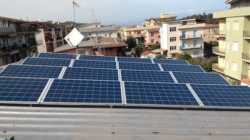 Impianto fotovoltaico con triangoli su tetti realizzato a Santa Caterina dello Jonio (CZ)